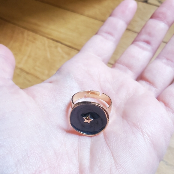 NWOT Gold Dark Grey Star Ring - Picture 13 of 13